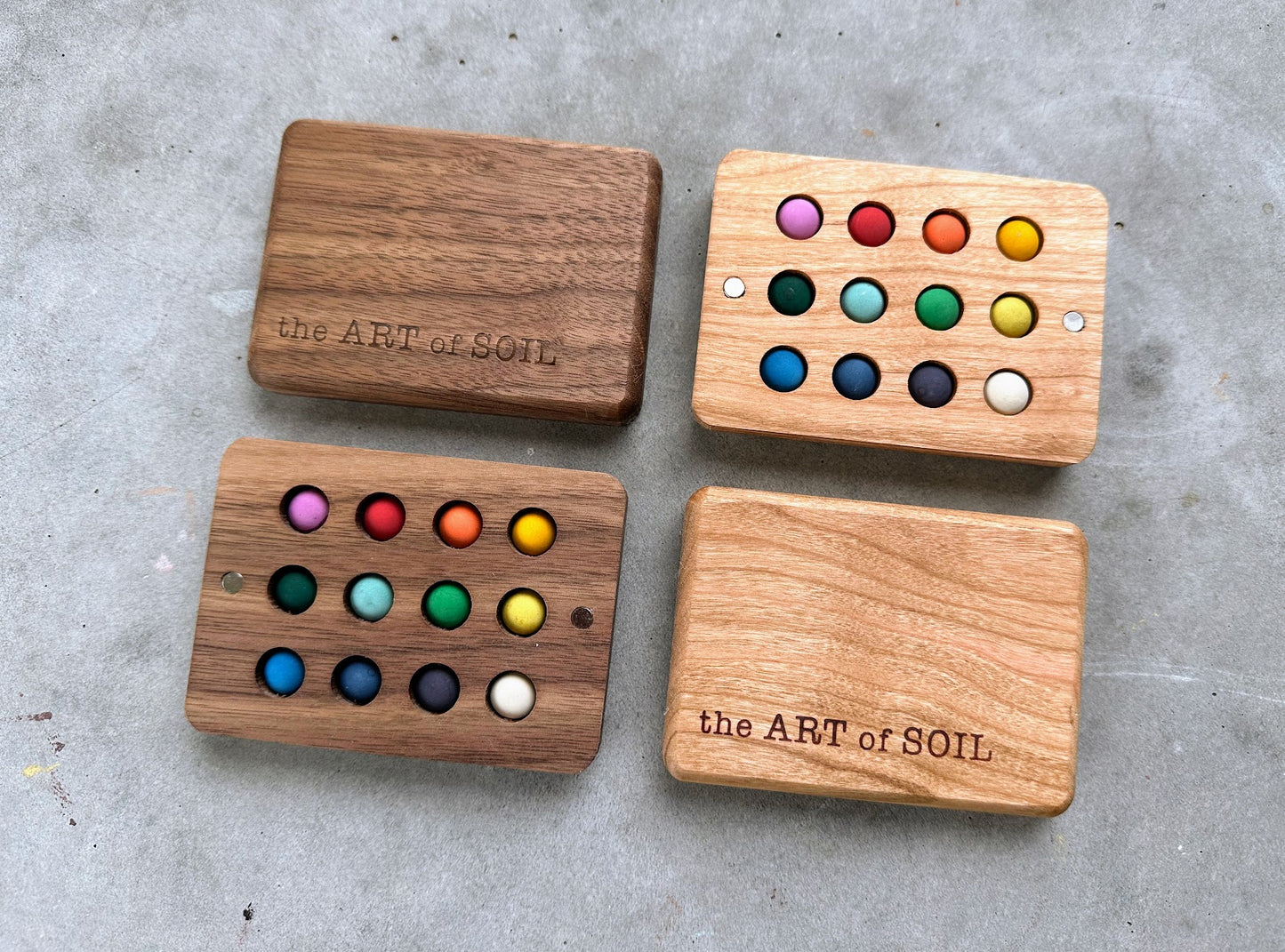 12 mini ecopods in a wooden palette