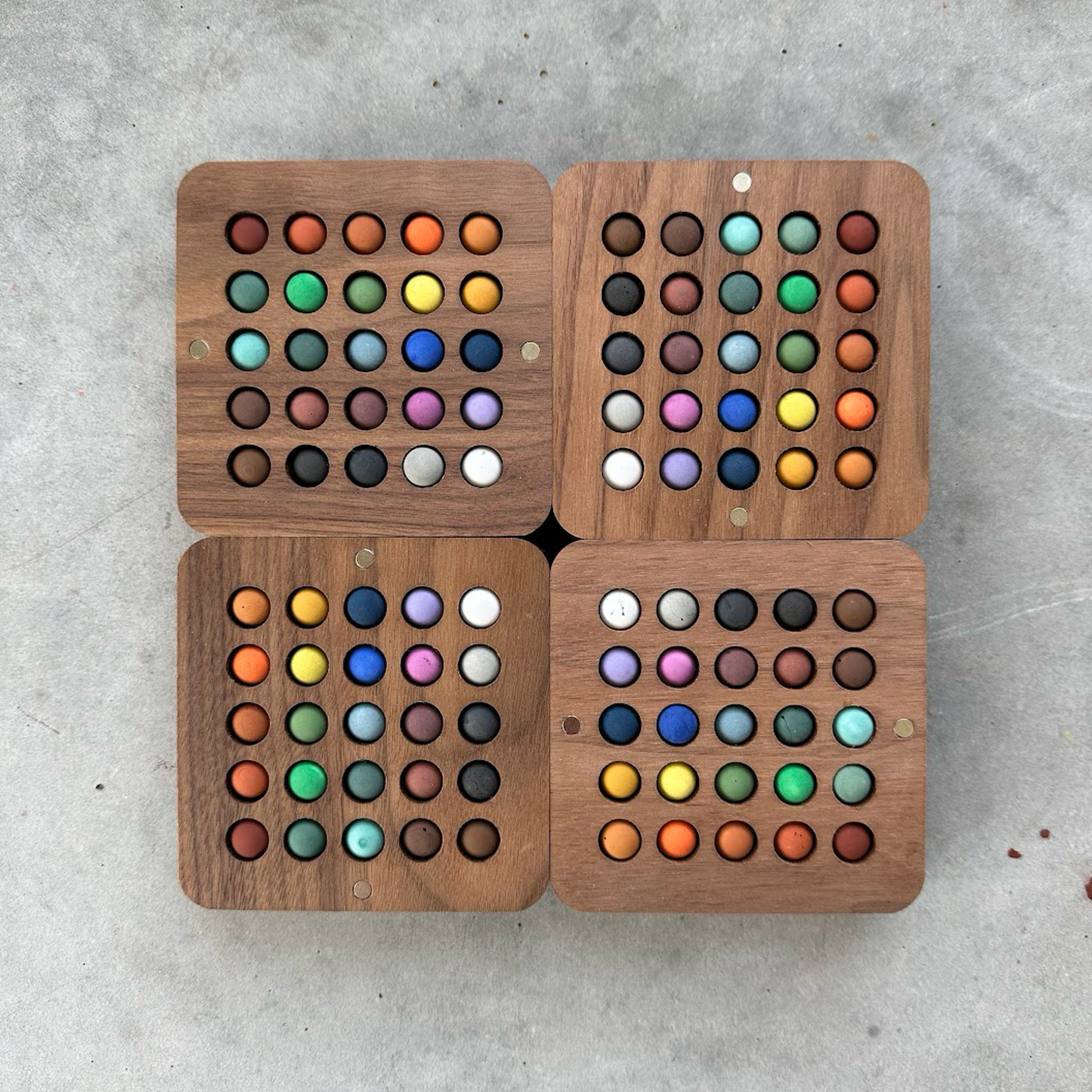 25 mini ecopods in a wooden palette