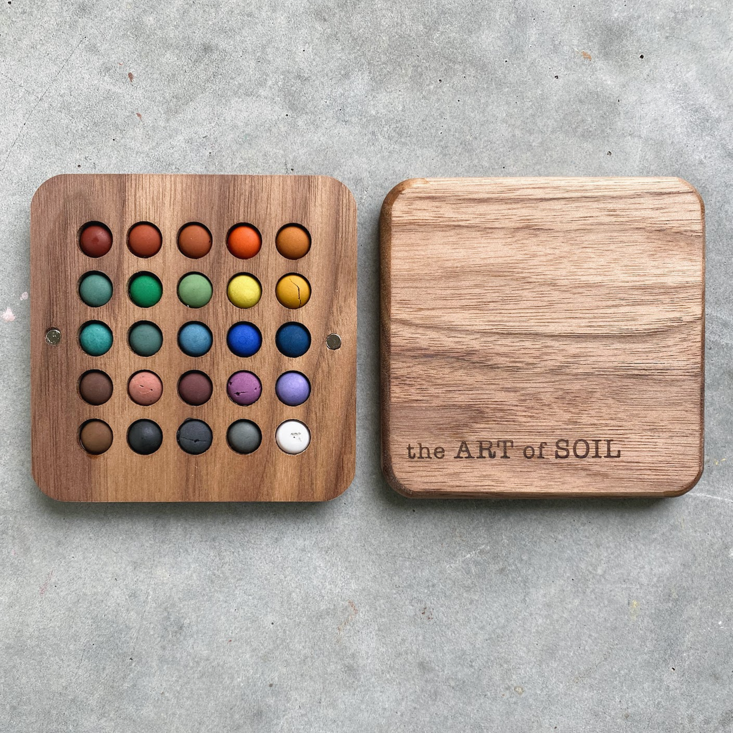 25 mini ecopods in a wooden palette