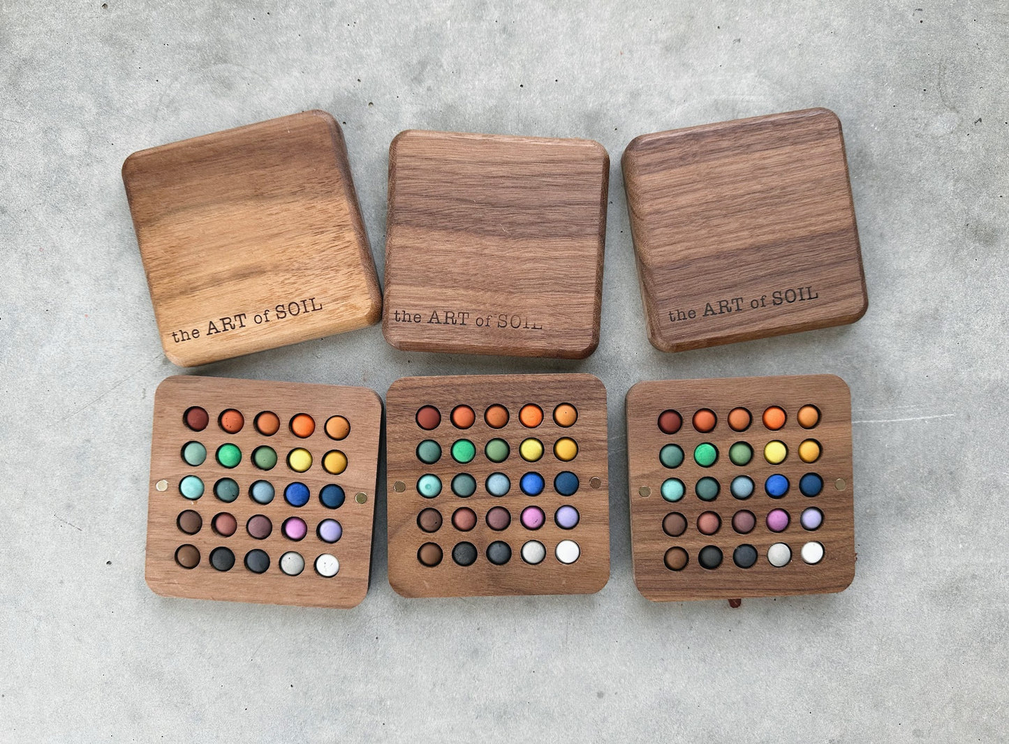 25 mini ecopods in a wooden palette