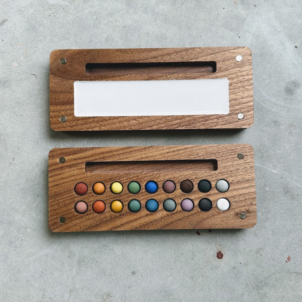 18 mini ecopods in a wooden palette