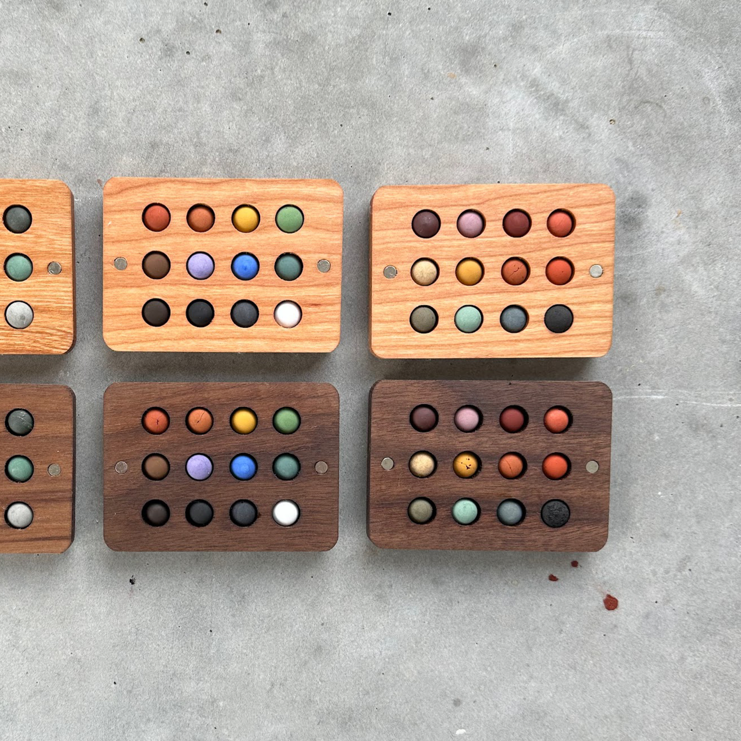 12 mini ecopods in a wooden palette