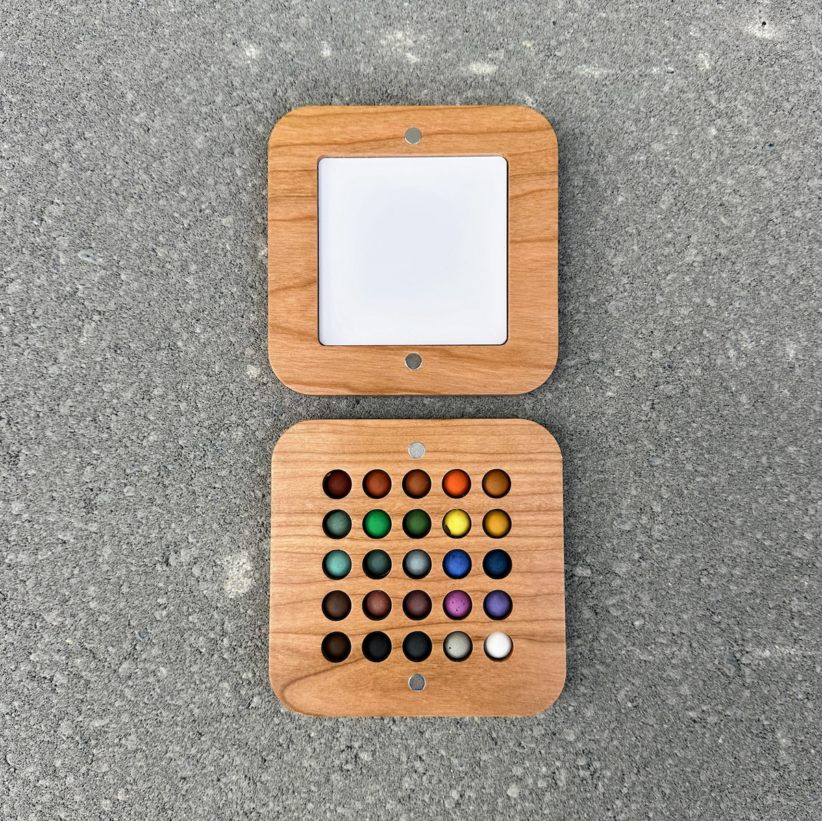 25 mini ecopods in a wooden palette