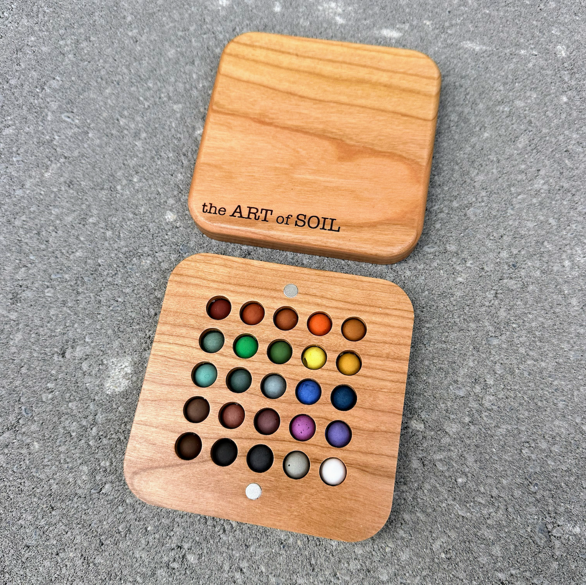25 mini ecopods in a wooden palette