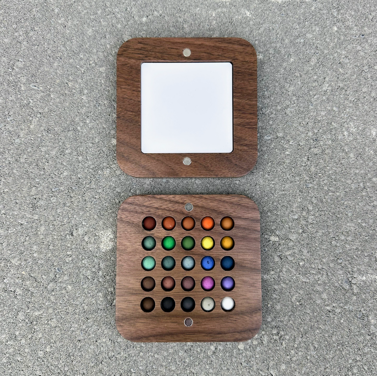25 mini ecopods in a wooden palette