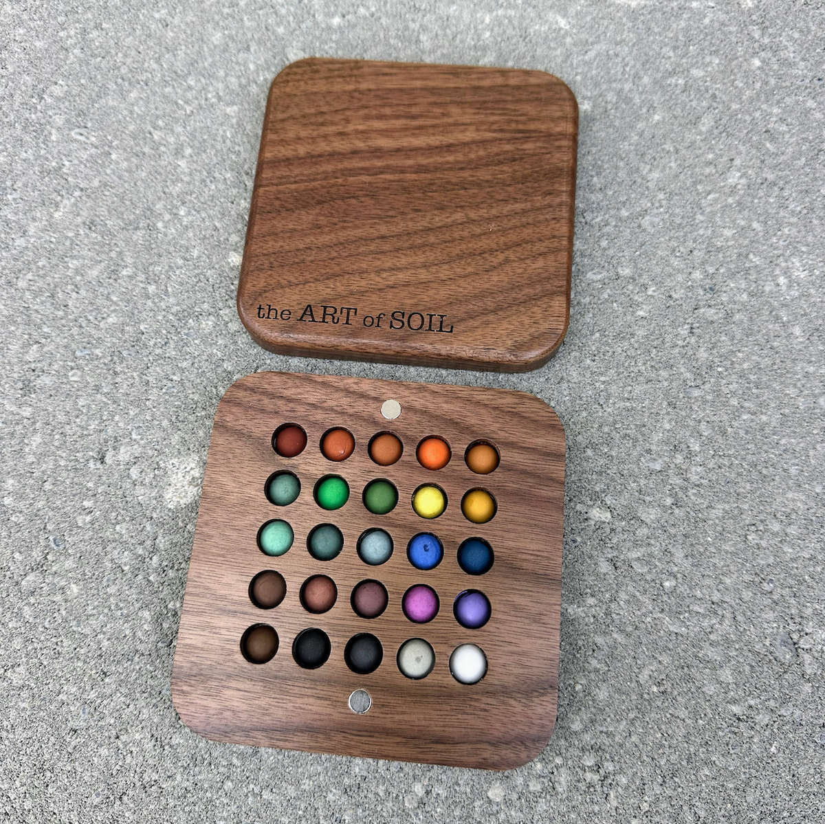 25 mini ecopods in a wooden palette