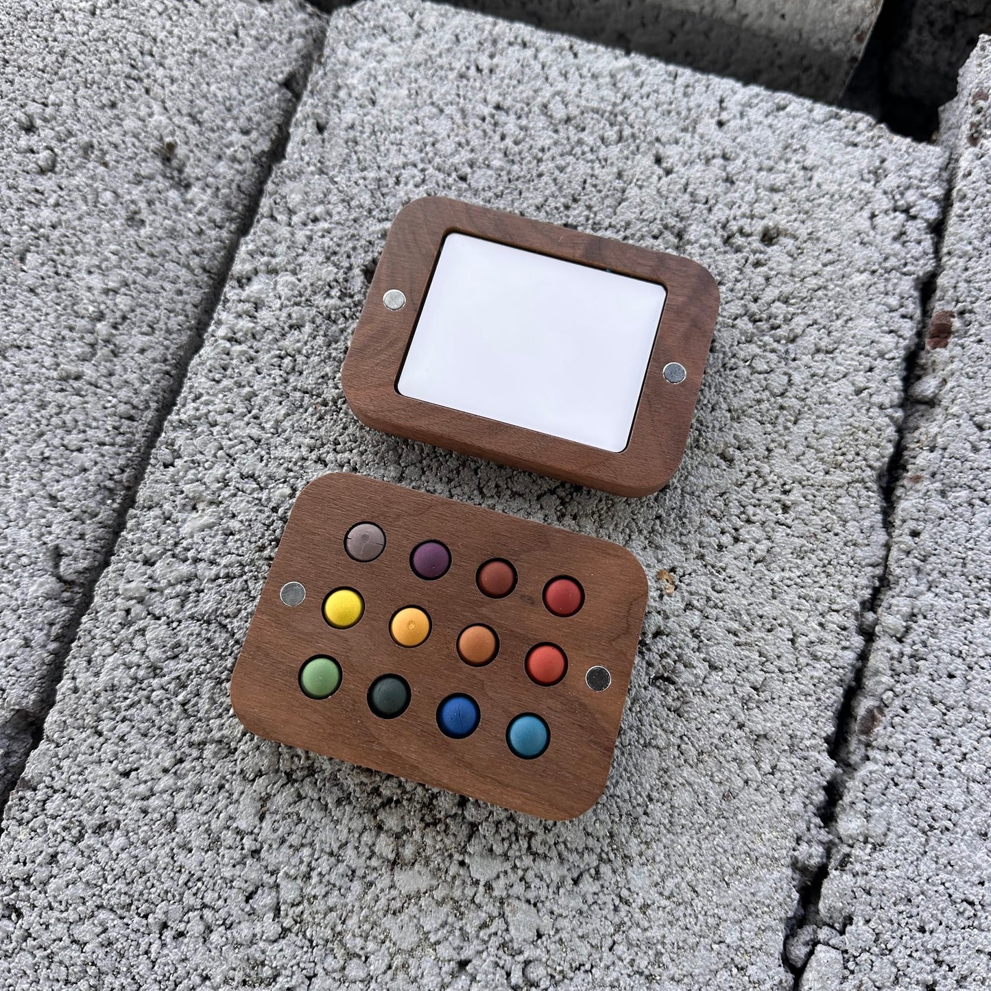 12 mini ecopods in a wooden palette