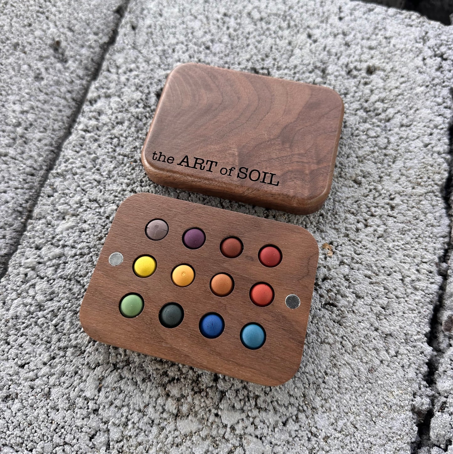 12 mini ecopods in a wooden palette