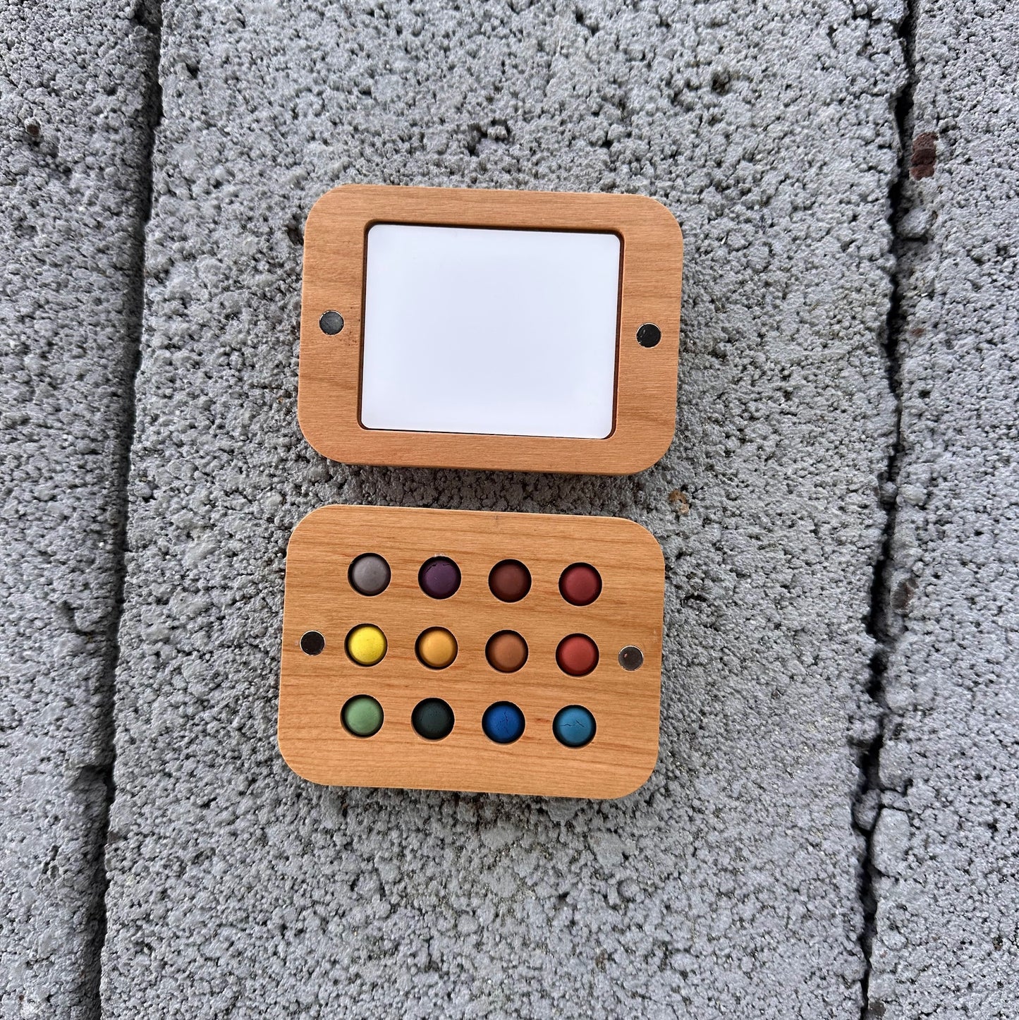 12 mini ecopods in a wooden palette