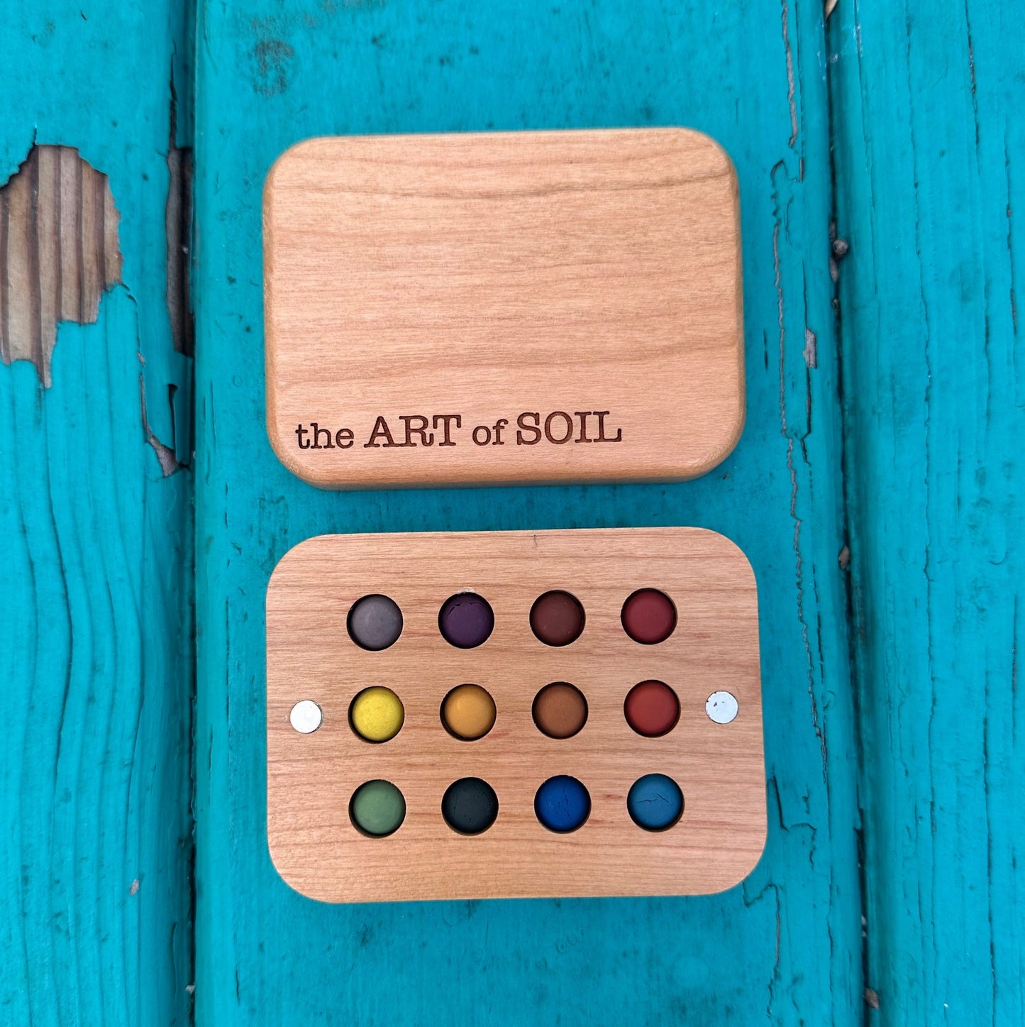 12 mini ecopods in a wooden palette