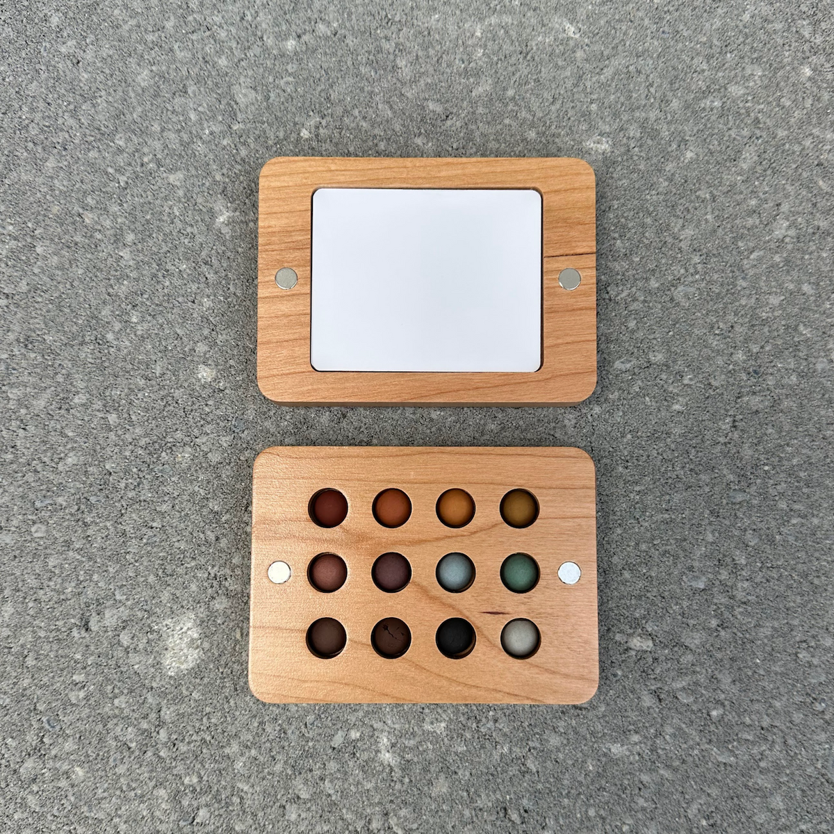 EARTHY - 12 mini ecopods in a wooden palette