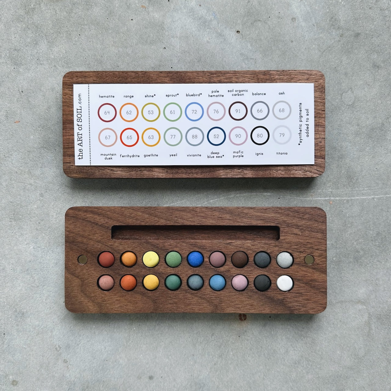 18 mini ecopods in a wooden palette